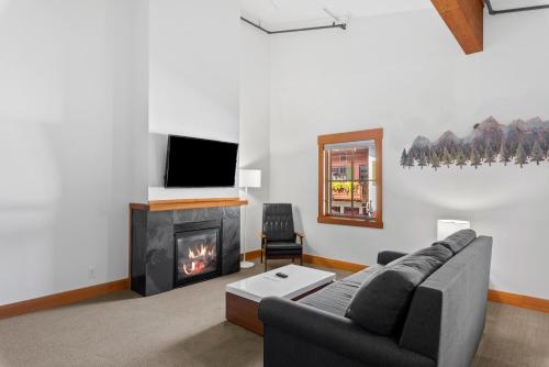 a living room with a couch and a fireplace at Annapurna in Leavenworth