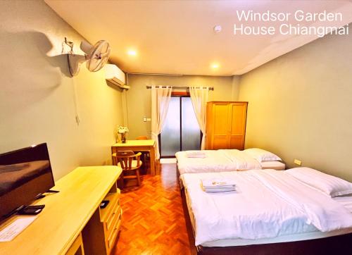 Postel nebo postele na pokoji v ubytování Windsor Garden House Chiangmai
