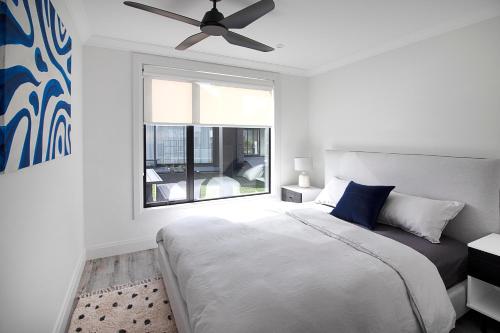 Postel nebo postele na pokoji v ubytování Hillbrook - a luxurious designer house
