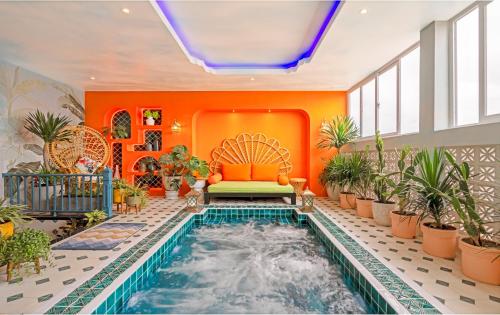una piscina en medio de una habitación con plantas en Pavillon Boutique Hotel & Apartment Nha Trang, en Nha Trang