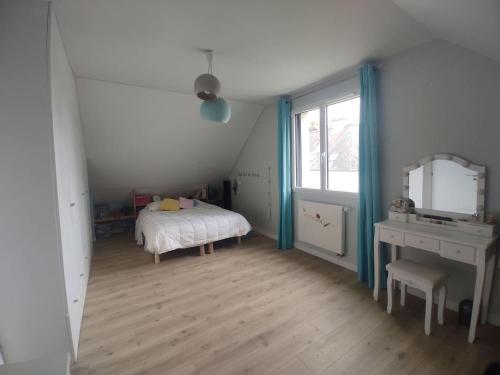 1 dormitorio con cama y ventana en Le havre du grand cèdre, en Fondettes