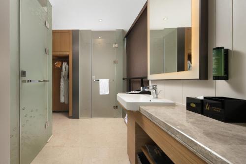 a bathroom with a sink and a mirror at Hampton by Hilton Nanning Jiangnan in Nanning