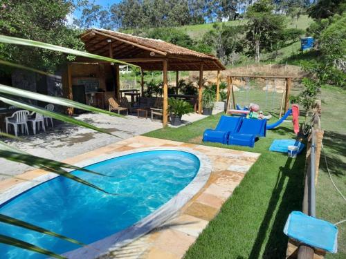 格雷夫森德的住宿－Chácara Maluco Beleza 4，后院设有游泳池和游乐场