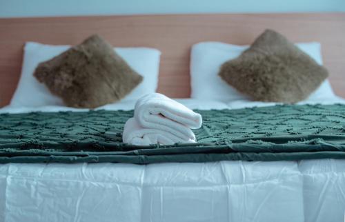 a towel sitting on top of a bed with pillows at Spacieux Appartement de 3 Chambres downtown in Montréal