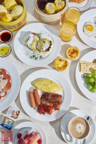 大理大理实力希尔顿酒店的桌子上摆满了早餐食物
