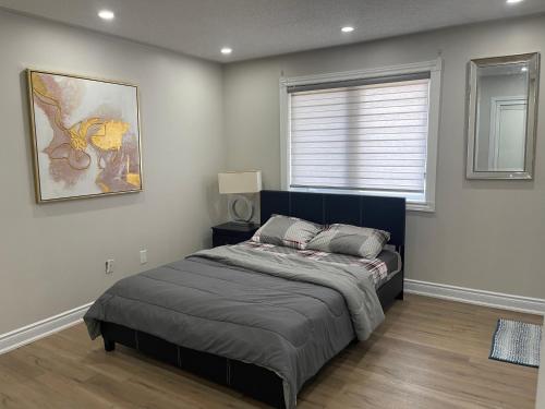um quarto com uma cama e uma janela em KEDLAYA’s house em Oakville