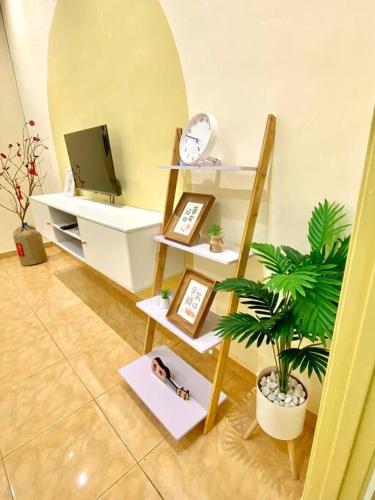 TV a/nebo společenská místnost v ubytování 暖居Mersing Muji Cottage 0.3km Jeti Mersing Centre