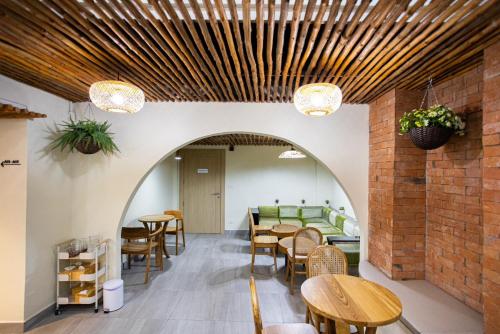 ein Restaurant mit Holzdecken, Tischen und Stühlen in der Unterkunft PS23 Residence in Hat Yai