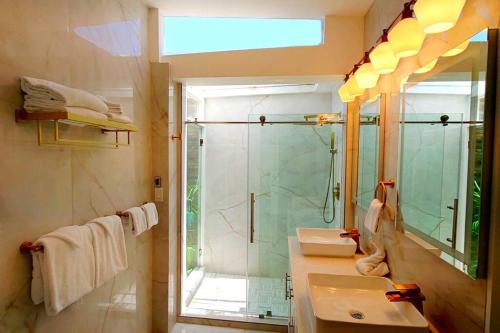 Ванная комната в Brand New Luxury Private Pool Villa Amber - 5 mins walk to #Sapphire Beach