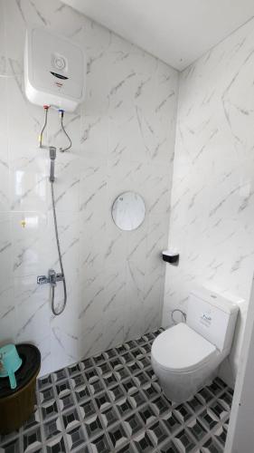 a bathroom with a toilet and a shower at CMI Homestay in Tlekung