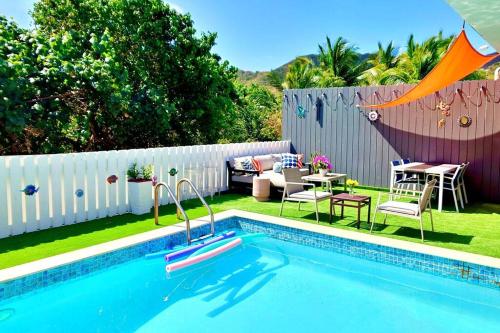 Бассейн в Brand New Luxury Private Pool Villa Quartz - 5 mins walk to #Sapphire Beach или поблизости