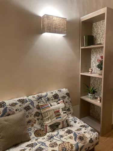 a living room with a couch and a light at Appartamento Casti in Montefiascone