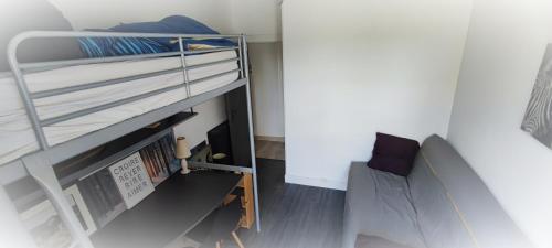 een kamer met een stapelbed en een bureau bij Cosy confort appart Cognac in Cognac
