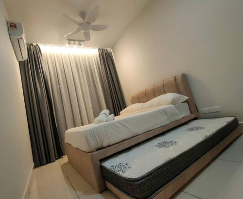 um quarto com 2 camas e uma janela com uma ventoinha em Happy Home BYSS Homestay em Puchong