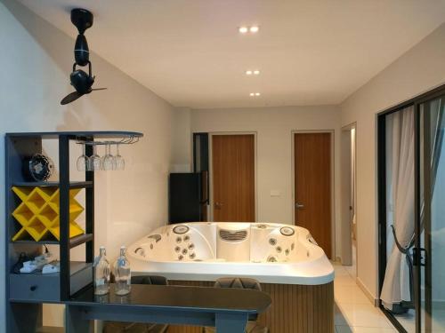uma banheira no meio de um quarto em Happy Home BYSS Homestay em Puchong