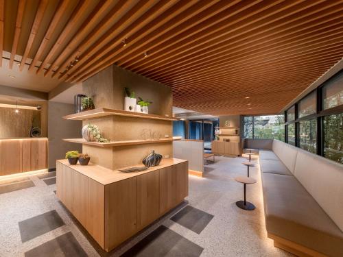 ein Büro mit einer Holzdecke und einem Schreibtisch mit Pflanzen in der Unterkunft MIMARU KYOTO KAWARAMACHI GOJO in Kyoto