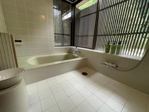 鎌倉市にある甘糟屋敷 Amakasu Yashiki KAMAKURAのバスルーム(バスタブ、トイレ、シンク付)