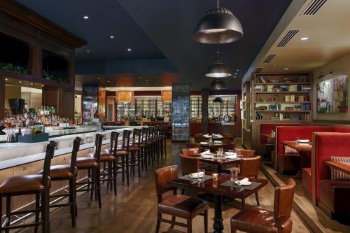 Ein Restaurant oder anderes Speiselokal in der Unterkunft JW Marriott Chicago 