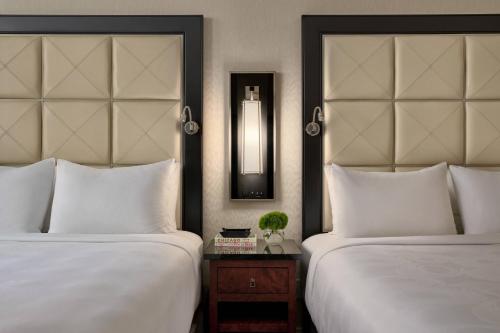 Ein Bett oder Betten in einem Zimmer der Unterkunft JW Marriott Chicago