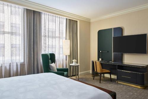 Ein Bett oder Betten in einem Zimmer der Unterkunft JW Marriott Chicago