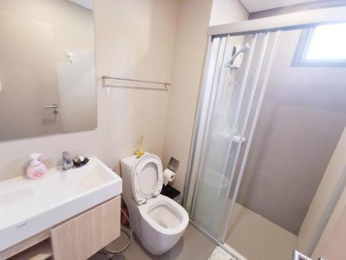 La salle de bains blanche est pourvue d'une douche et de toilettes. dans l'établissement 【温馨两居室】伦披尼公园/主干道CBD/俯瞰城市绿肺/私家公寓, à Bangkok