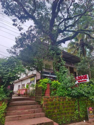 un bâtiment avec des escaliers en face d'un bâtiment dans l'établissement Flagship La Grande Residencya, à Vieux-Goa