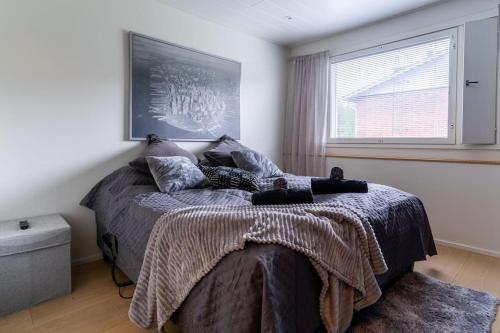 מיטה או מיטות בחדר ב-Arctic aurora apartment