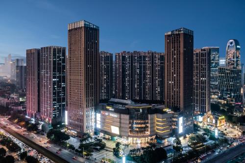 une ligne d'horizon nocturne avec de grands bâtiments dans l'établissement Pazhou Angda International Aparthotel Canton Fair Branch, à Canton