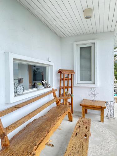 a living room with a bench and a window at Lin Qi in my heart Villa in Dongshi