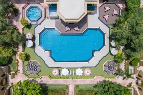 Bazén v ubytování Heritage Village Resort & Spa Manesar-Gurgaon nebo v jeho okolí
