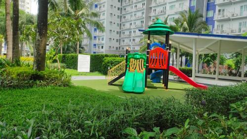 - une aire de jeux dans un parc avec toboggan dans l'établissement City View 19th floor Fern at Grass Residences, à Manille