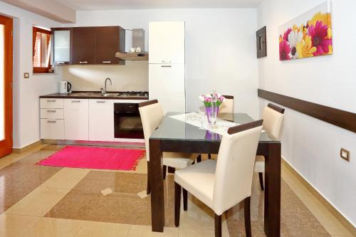 Apartments Melita tesisinde mutfak veya mini mutfak