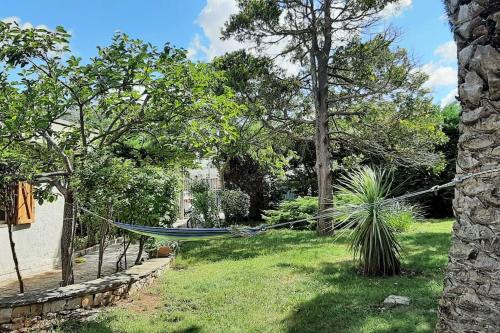 un'amaca in un cortile con alberi e erba di Villa roverella a Cassano delle Murge