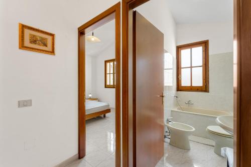 ein Badezimmer mit einem WC, einem Waschbecken und einer Badewanne in der Unterkunft San Pietro's House in Villa San Pietro