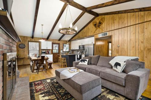 a living room with a couch and a table at Autumn Mountain Vacations - Book Now! Rogue Bear Cabin in Williams