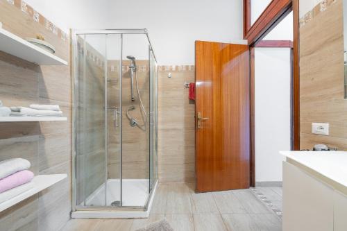 una doccia con una porta in vetro in un bagno di Villa Rita a Flumini di Quartu