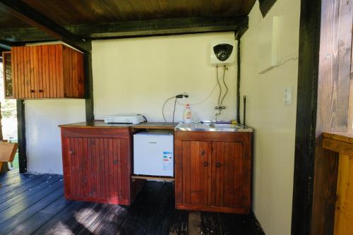 - une cuisine avec un évier dans la chambre dans l'établissement Treehouse KUPARI Nacionalni park Risnjak, à Čabar