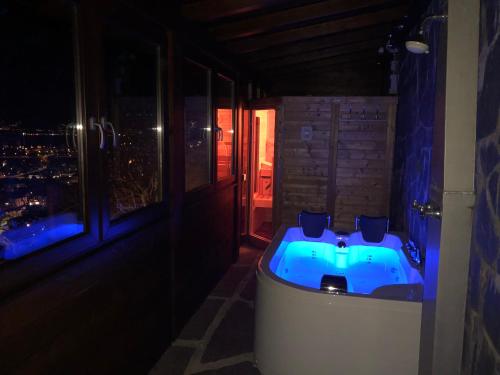 ein Bad mit einer Badewanne und Stadtblick in der Unterkunft Ferienwohnung mit wunderschöne Aussicht, Whirlpool und Sauna in Gordola