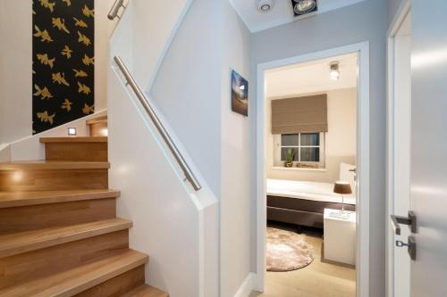 un pasillo con escaleras que conducen a un dormitorio en Haus-Wolfgang-Ferienwohnung-Anetta-01, en Westerland