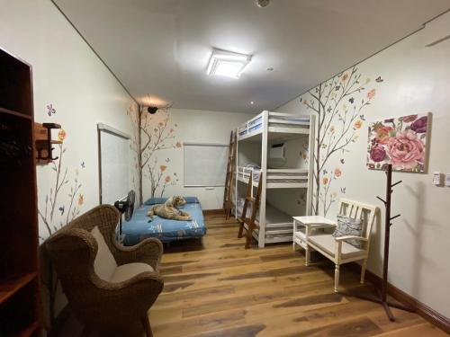 ein Kinderzimmer mit einem Etagenbett und einem Stuhl in der Unterkunft La Casa Tagaytay in Tagaytay