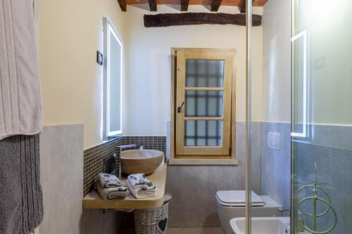 a bathroom with a toilet and a sink and a shower at La Casa di Kati in Pietrasanta