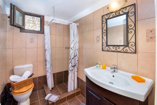Kúpeľňa v ubytovaní Bask in the Beauty of Paxoi - Kirki's Summer Retreats with Private Jacuzzis