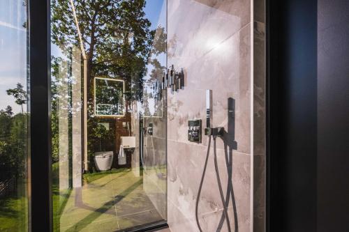 eine Glasdusche im Bad mit Fenster in der Unterkunft Serenity Forest 2 