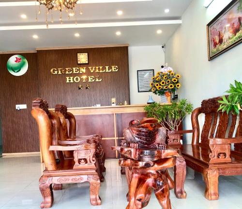 Xa Dau GiayにあるGreen Ville Hotel Đồng Naiの木製の椅子とテーブルのあるホテルのロビー
