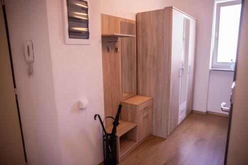 Cette chambre dispose d'une armoire en bois et d'un escalier. dans l'établissement Prostorný byt v centru u řeky, 2 ložnice, balkón, à Hradec Králové