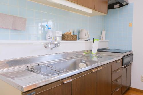 uma cozinha com um lavatório e uma bancada em North Maison Biei Omachi - Vacation STAY 14843 em Biei