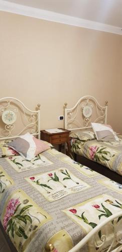 twee bedden naast elkaar in een slaapkamer bij The Flowers Rose in Piano di Follo