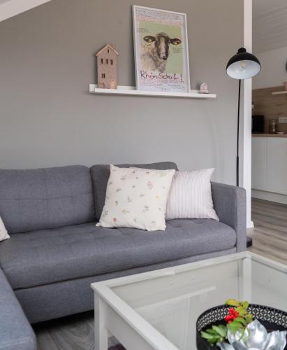 a living room with a couch and a coffee table at fuldaliebe - Klimatisierte moderne Ferienwohnung in Fulda in Fulda