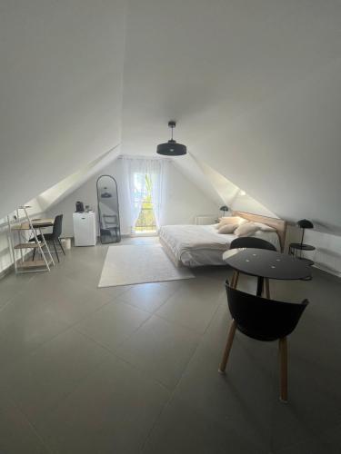 ein weißes Schlafzimmer mit einem Bett und einer Treppe in der Unterkunft Villa Nirvana in Saint-Paul