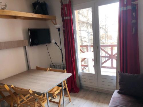 Televízia a/alebo spoločenská miestnosť v ubytovaní La Foux d'Allos, coquet studio au pied des pistes
